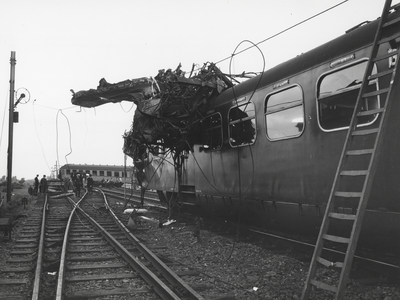 172395 Afbeelding van de ravage na de botsing tussen exprestrein 21 en de stilstaande stoptrein 825 nabij Weesp, met ...